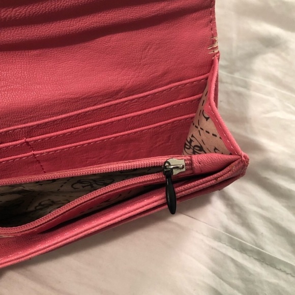 Authentic Guess Wallet - Picture 6 of 8